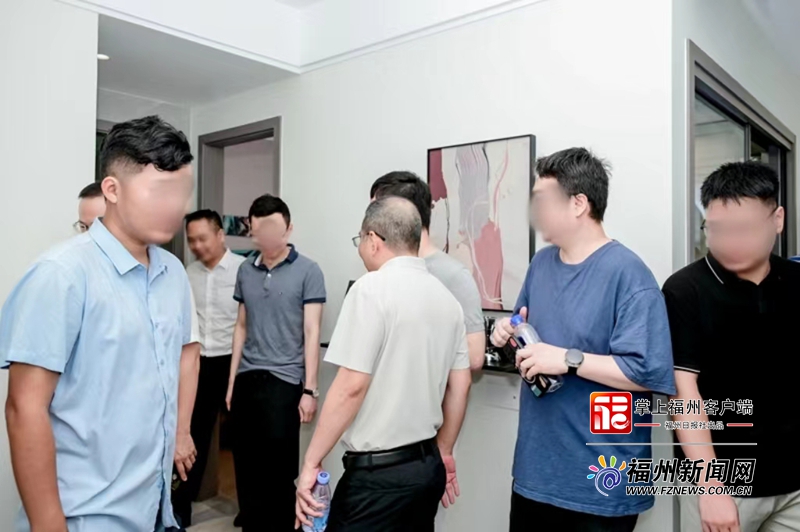 板房国庆开放 众多市民前往参观凯发k8国际登录滨海双龙新居样(图2)