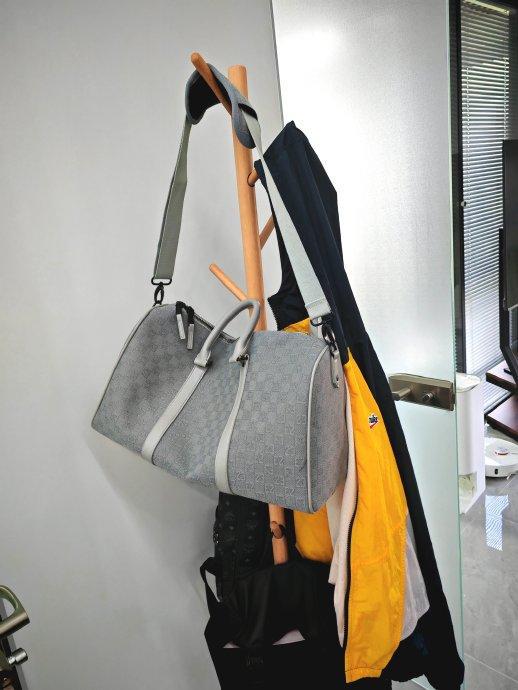 来挂包包和衣服的落地衣架有点鸡肋K8凯发登录我发现工作室这个用(图1)
