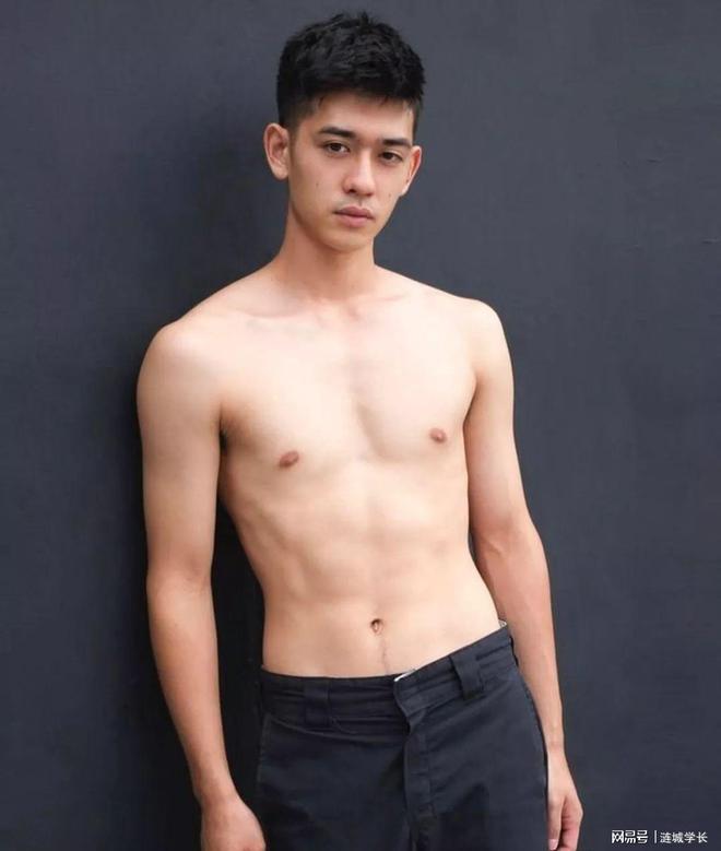 拍内裤写真肌肉身材实力强大k8凯发一触即发筋内男模(图4)
