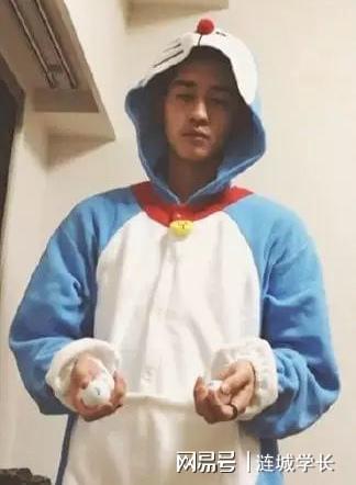 拍内裤写真肌肉身材实力强大k8凯发一触即发筋内男模(图3)