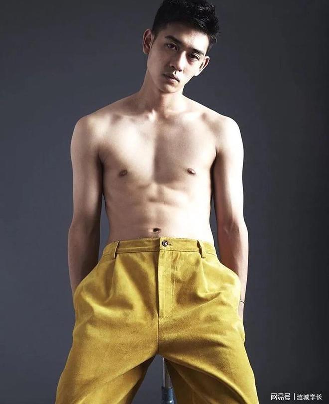 拍内裤写真肌肉身材实力强大k8凯发一触即发筋内男模(图5)