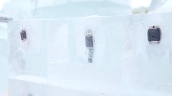 冻一天的儿童电话手表还能正常工作么凯发k8国际冰雪世界极寒挑战 冰(图6)